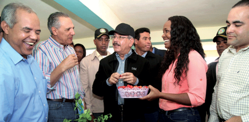 Degustación. El presidente Danilo Medina probó cerezas que cultivan miembros de la Asociación de Productores Manos Unidas Belloso.