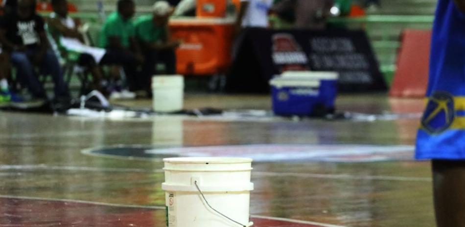 El uso de cubetas ha sido necesario para detener las tantas goteras que caen en el pabellón cuando se está celebrando un juego de basket. Eso sucedió la semana pasada en par de ocasiones.