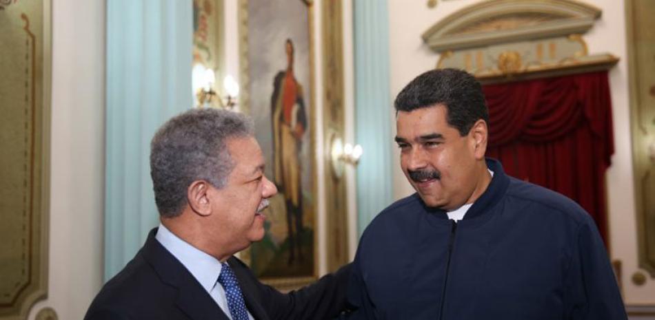 Leonel Fernández y Nicolás Maduro se saludan.