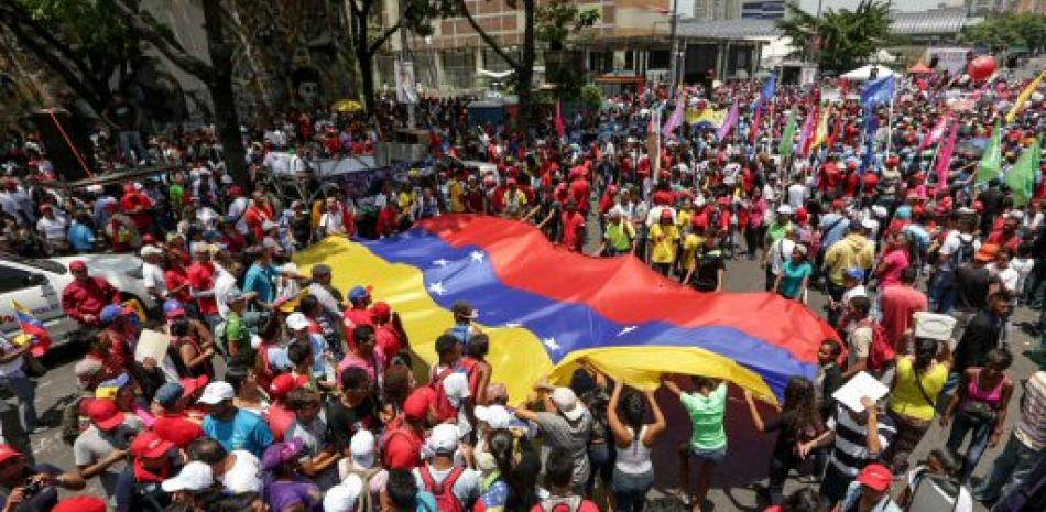 Simpatizantes del chavismo ondean una bandera gigante de Venezuela durante una manifestación hoy, miércoles 26 de abril de 2017, en Caracas (Venezuela).