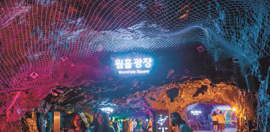 Natural. “Gwangmyeong Cave” es un conjunto de cavernas iluminadas y reconstruidas.