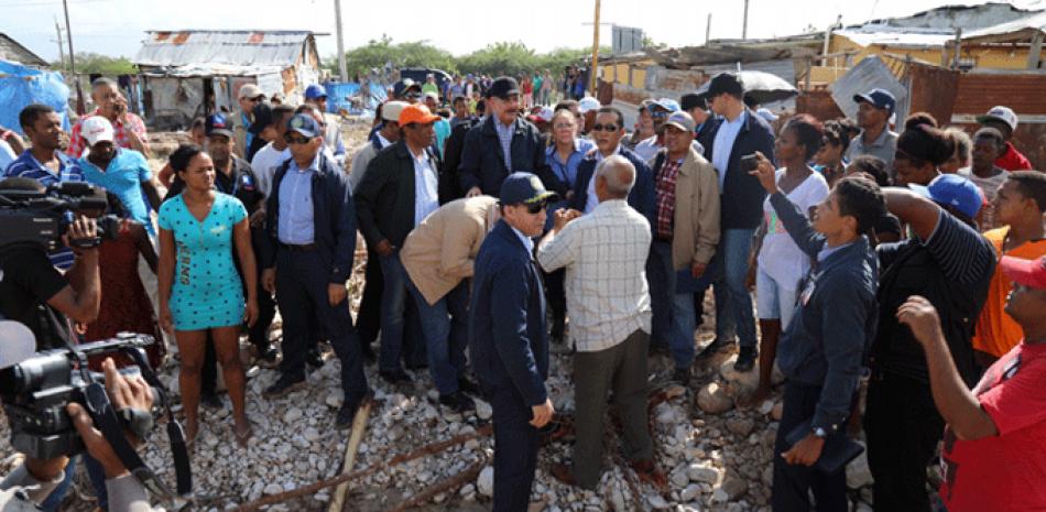 El presidente Danilo Medina recorrió las zonas afectadas de Barahona, escuchó a los afectados y dispuso medidas inmediatas.