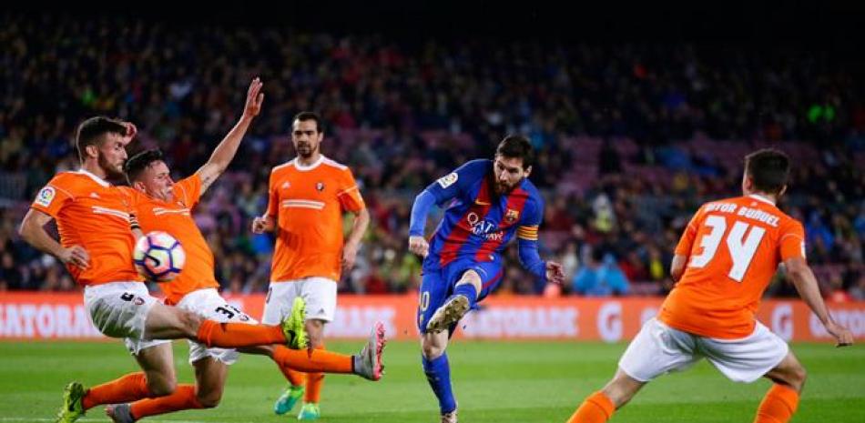 Lionel Messi al momento de marcar un gol en el partido que ganó el Barcelona.
