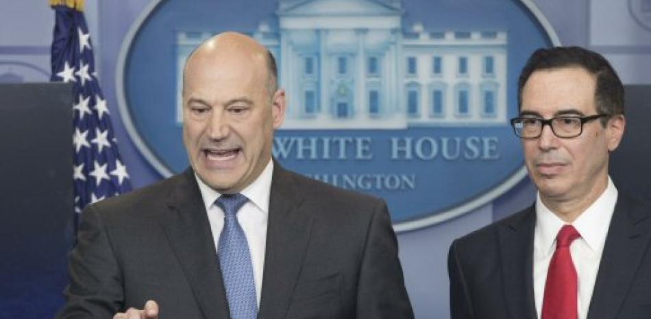 El secretario del Tesoro, Steven Mnuchin (d), y el principal asesor económico de la Casa Blanca, Gary Cohn (i), durante una rueda de prensa en Washington, hoy 26 de abril de 2017.