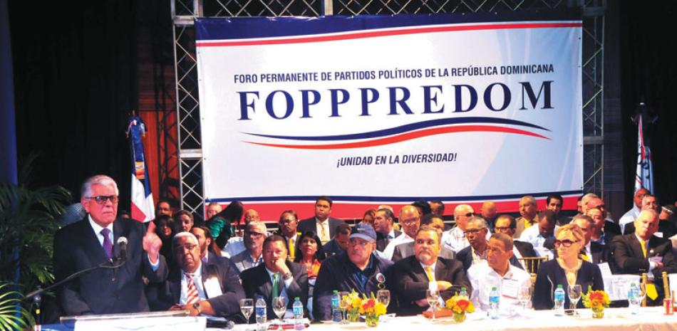 Encuentro. El Foro de Partidos Políticos está integrado por organizaciones aliadas al gobierno y de la oposición.