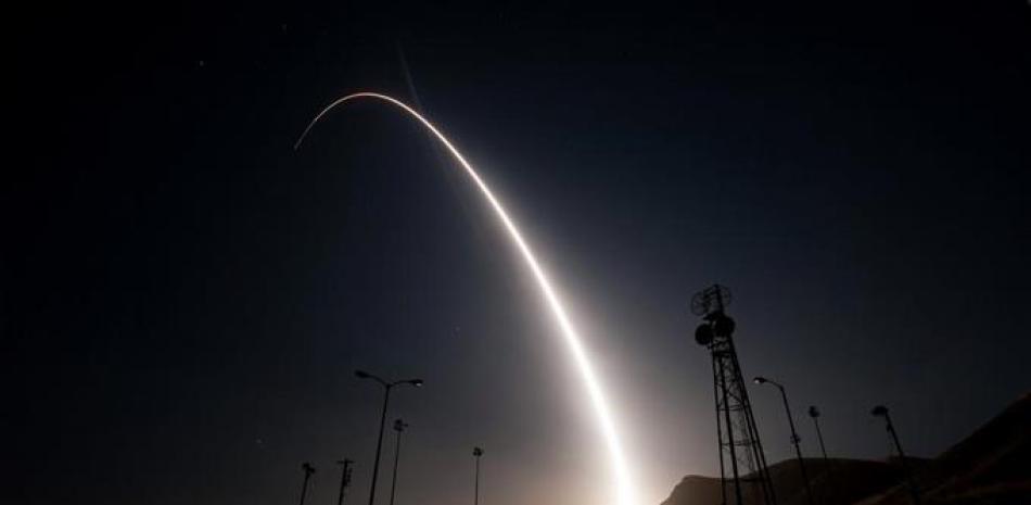 Un misil balístico intercontinental Minuteman III desarmado es lanzado desde la Base de la Fuerza Aérea Vandenberg (Michael Peterson / Reuters)