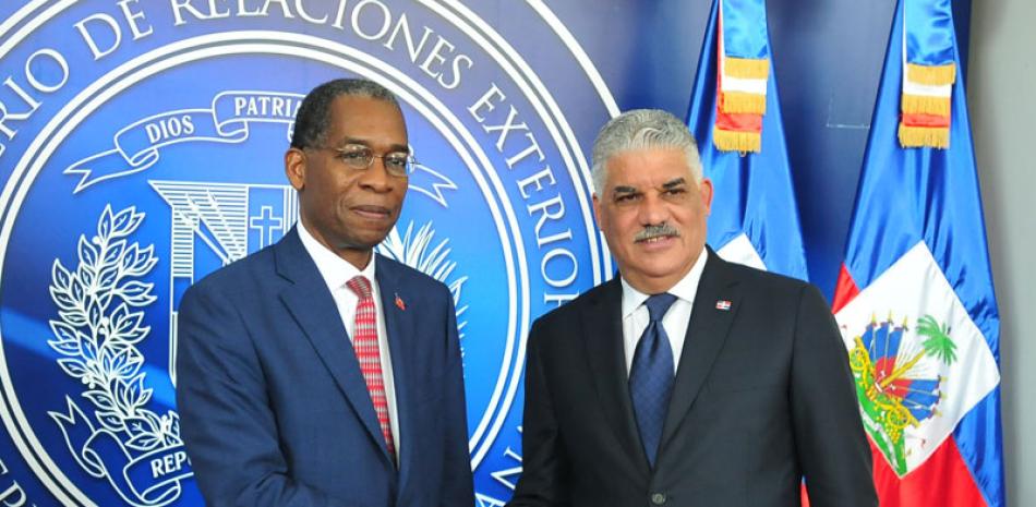 Cancilleres. Los ministros de exteriores dominicano y de Haití, Miguel Vargas y Antonio Rodrigue, se saludan previo a la reunión.