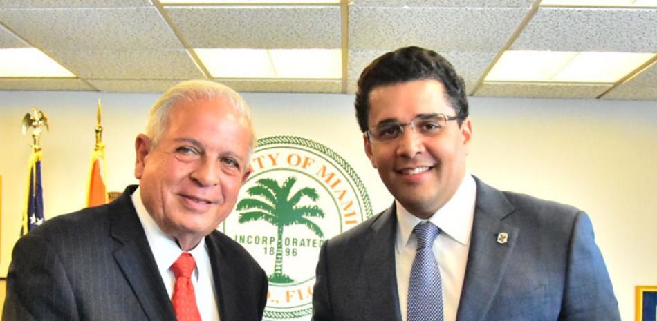 El alcalde David Collado recibió las llaves de la ciudad de Miami, de manos del alcalde Tomás Regalado.