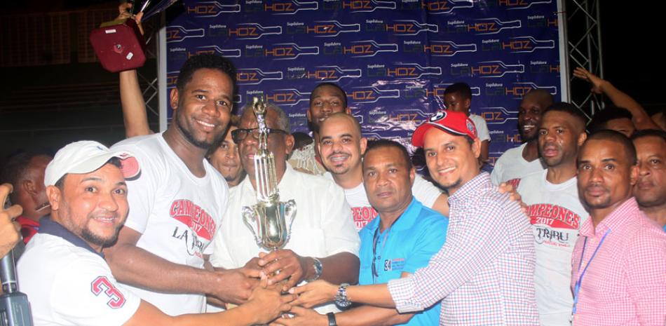 Integrantes del equipo de la Tribu de Quisqueya reciben el trofeo de campeón.