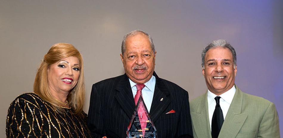 Gente. Marisol Pérez Vda. Rivera, Don Rodolfo Espinal y Carlos Cepeda Suriel en el acto de reconocimiento.