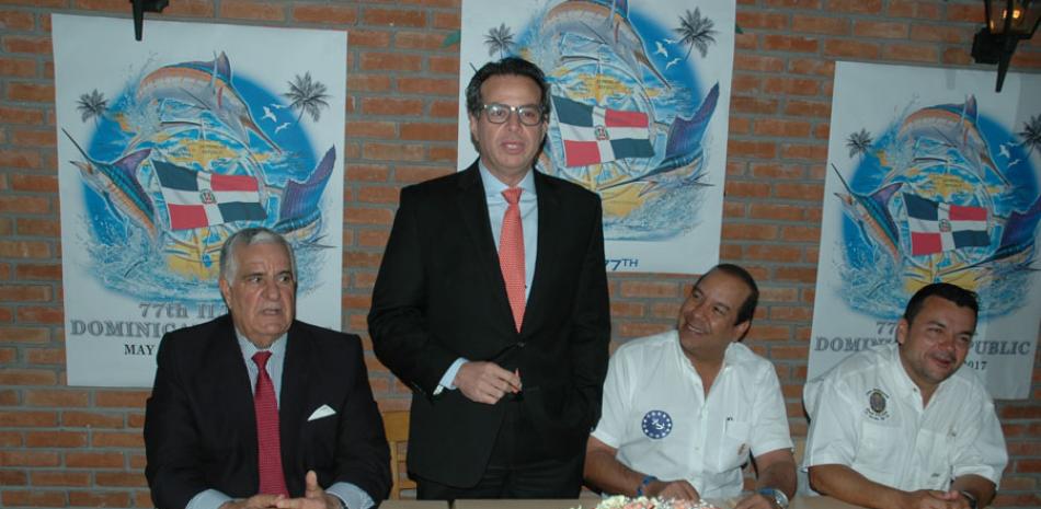 El ingeniero Raúl Rizek, director del Torneo de Pesca Iltta, ofrece detalles del mismo. Le acompañan Frederich Bergés y Rafael Martínez.