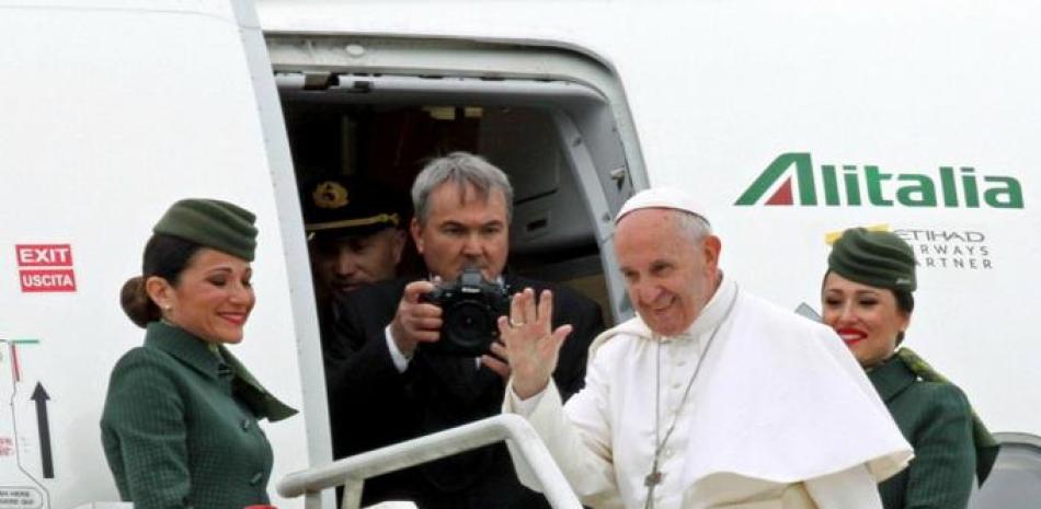 El papa Francisco (c) saludaba antes de subir a un avión con destino a Egipto en el Aeropuerto de Fiumicino, en Roma (Italia) hoy, 28 de abril de 2017. EFE/Telenews