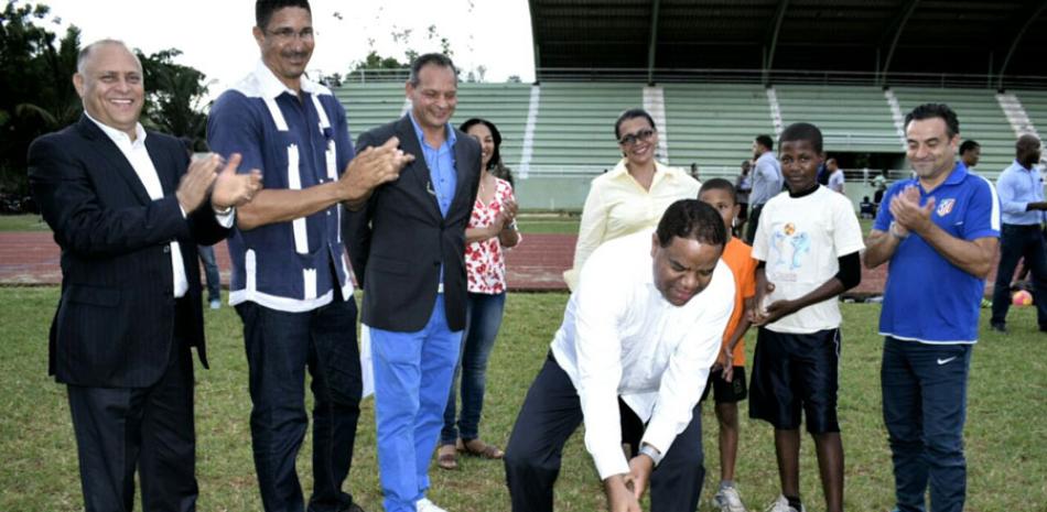 El ministro de Deportes Danilo Díaz, acompañado de dirigentes deportivos locales, en el momento que daba el picazo de los trabajos de remodelación del campo de fútbol en La Romana.