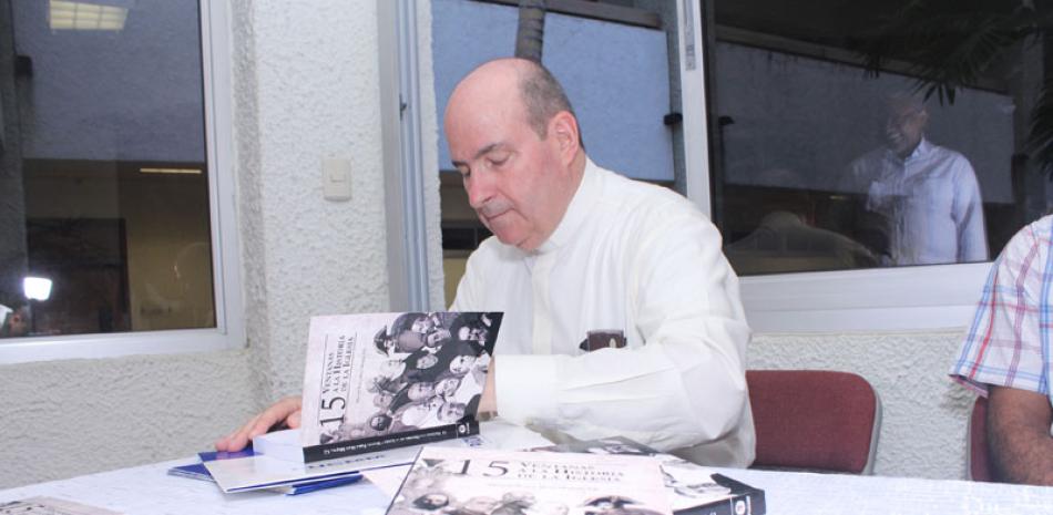 Autor. Padre Manuel Maza Miquel, durante la puesta en circulación de su obra. Es doctor en historia de América Latina.