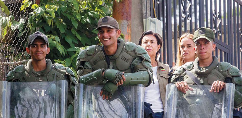 Marcha. Lilian Tintori y María Antonieta de López, esposa y madre del líder opositor venezolano Leopoldo López, participan en una marcha ayer, hasta la cárcel militar donde se encuentra el líder opositor, en Los Teques.