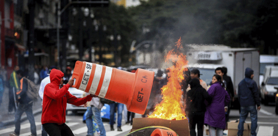 Manifestantes bloquean la avenida Ipiranga con diversos objetos y hogueras hoy, viernes 28 de abril de 2017, en la región céntrica de Sao Paulo (Brasil), durante una protesta por la "huelga general" que se adelanta en el país.