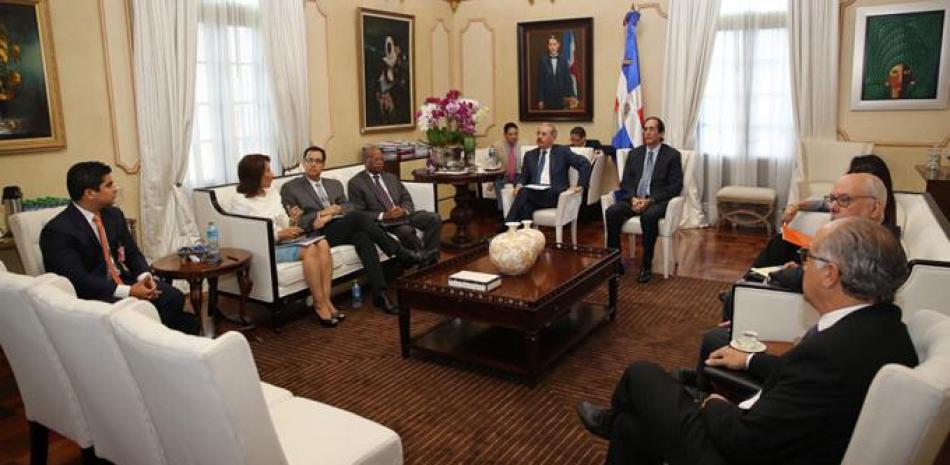 Encuentro en Palacio. Momento de la reunión entre el presidente Danilo Medina y el componente de la Comisión Técnica que trabaja en la implementación de la Ley No. 63-17.