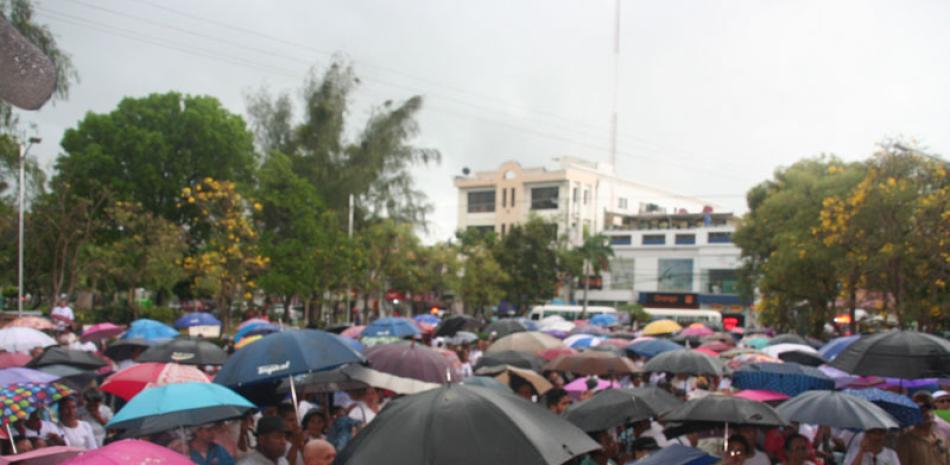 Acto. Feligreses católicos y evangélicos congregados ayer en Baní, bajo una persistente lluvia, en la plaza Joaquín Sergio Inchaustegui.
