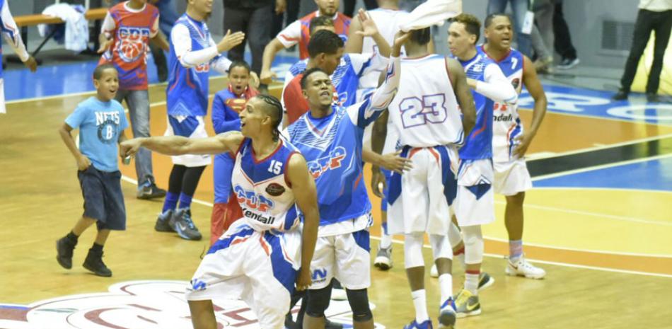 Yerguis De León celebra junto a sus compañeros la victoria de CDP en el primer partido de la serie final.