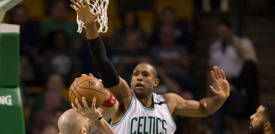 Al Horford, de los Celtics de Boston, defiende a Marcin Gortat, de low Wizards,en el primer cuarto del primer partido de la semifinal de la Conferencia del Este en el baloncesto de la NBA.