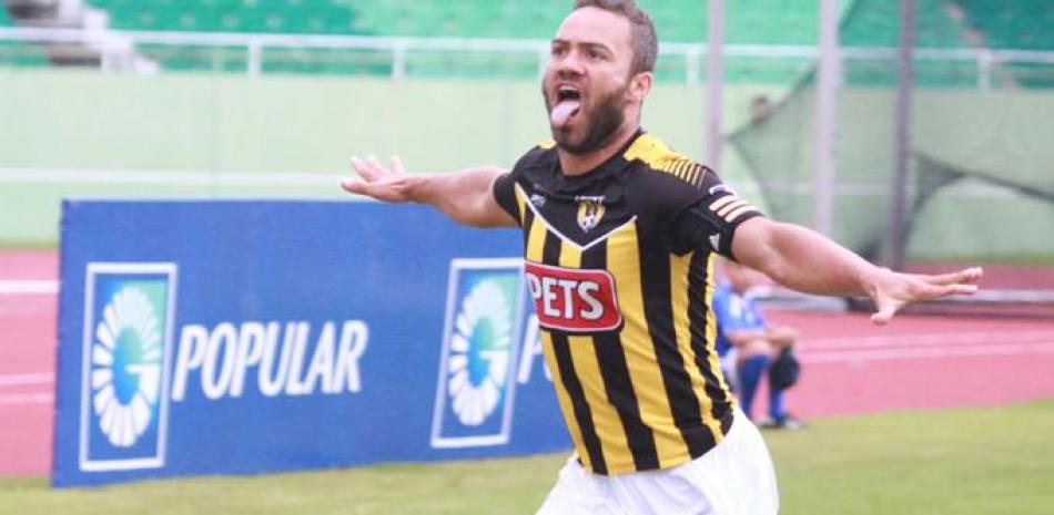 Jonathan Fana, del onceno de Moca, celebra tras anotar su segundo gol del encuentro contra la O&M.