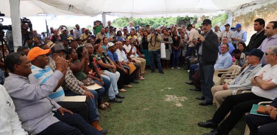 Sector agrícola. El presidente Danilo Medina se reunió con cientos de productores de café durante su acostumbrada visita sorpresa a las comunidades de Polo, Paraíso y Enriquillo en Barahona.