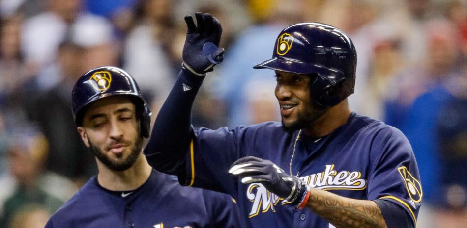 Domingo Santana, de los Cerveceros, es felicitado por su compañero Ryan Braun, luego de dar su primer vuelacervas en el partido contra los Bravos.