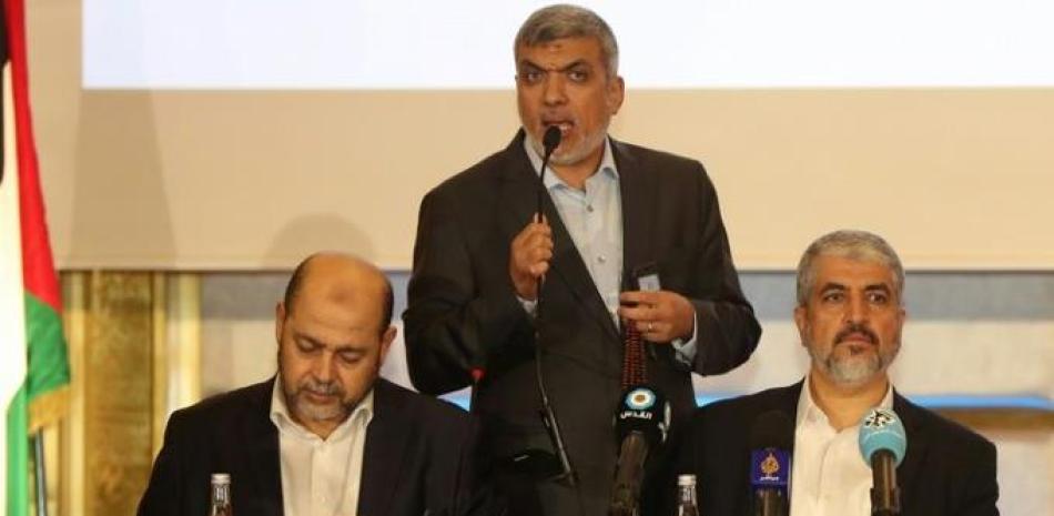 El líder del Hamas, en el exilio, Jaled Meshal (der), durante una conferencia de prensa del movimiento palestino islamista, el 1 de mayo de 2017, en Doha.