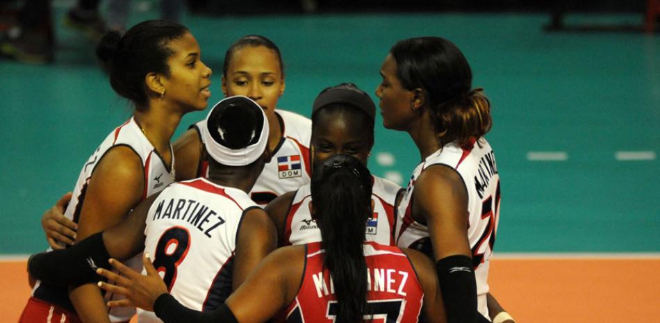 Las integrantes del conjunto dominicano celebran luego del triunfo.