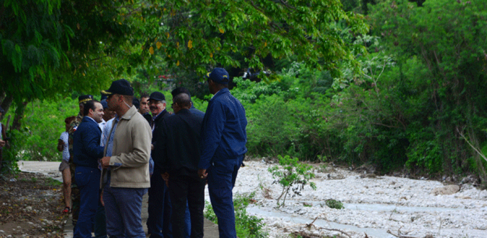 Recorrido. Danilo Medina estuvo acompañado del ministro de Obras Públicas, Gonzalo Castillo; el director del COE, general Juan Manuel Méndez; el administrador de los Comedores Económicos, Nicolás Calderón; su asistente especial, Robert de la Cruz, entre otros.