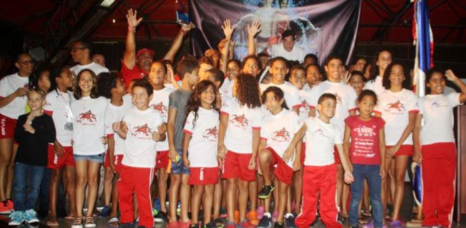Parte de los integrantes de los Marlins de Arroyo Hondo, equipo que ganó el torneo por décima ocasión.