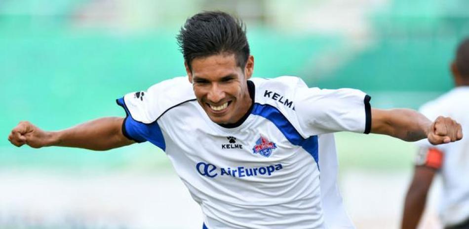 Alexiz Saavedra, de San Cristóbal, celebra tras marcar el primer gol del encuentro.