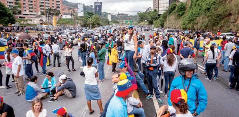 Bloqueos. Centenares de opositores en Caracas y varias ciudades del país bloquearon calles y avenidas en protesta a la convocatoria del presidente Nicolás Maduro, a elegir una Asamblea Nacional Constituyente, auer.