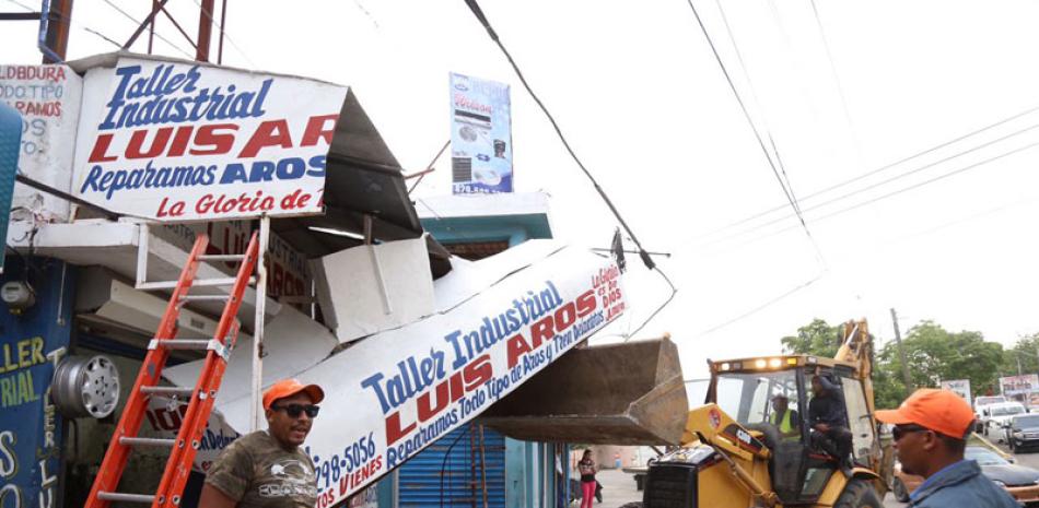 Recuperación. La Alcaldía de Santiago busca recuperar los espacios públicos como las aceras en calles y avenidas ocupados por negocios y casetas en perjuicio de los peatones.