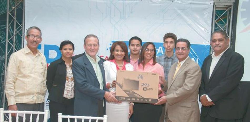 Acto. El viceministro Ignacio Méndez entregó equipos tecnológicos a empresarios beneficiados del centro Mipymes de la UASD.