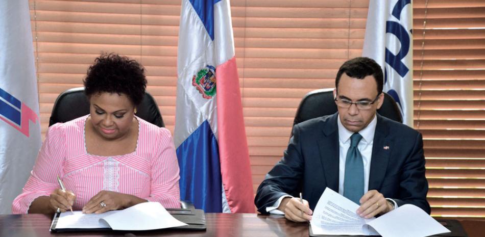Firma. Thelma Eusebio y Andrés Navarro firman el acuerdo.