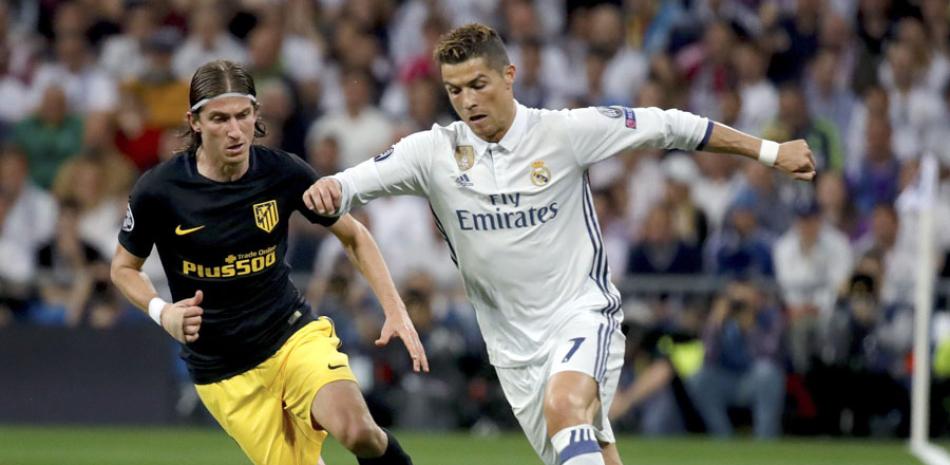 Cristiano Ronaldo, del Real Madrid, a la derecha, se escapa al brasileño Filipe Luis, defensa del Atlético de Madrid, durante el partido de ida de semifinales de la Liga de Campeones que se jugó anoche en el estadio Santiago Bernabéu, en Madrid.