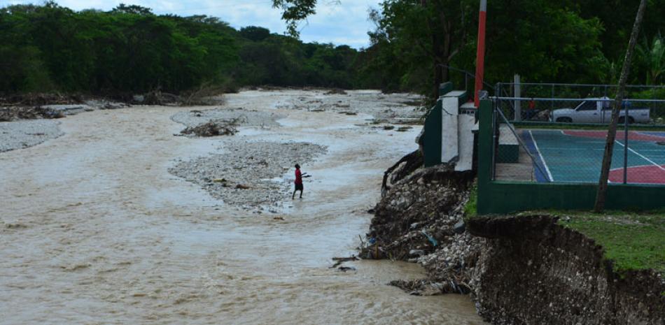 Daños. En numerosos barrios de San Cristóbal, Santo Domingo y otras provincias, la gente utiliza el agua que cae de sus techos para realizar sus quehaceres domésticos, fruto de los daños que han sufrido los acueductos que suplen sus comunidades.