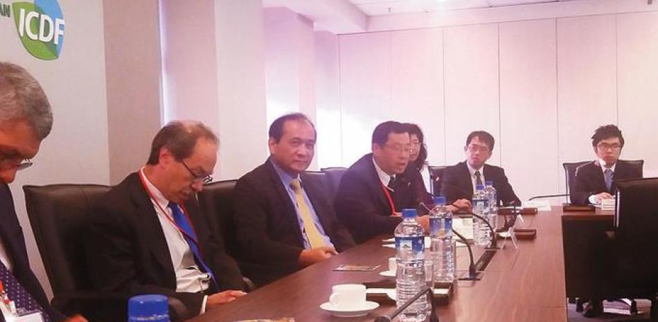Secretario general. Lee Pai-po, mientras ofrecía declaraciones a la prensa internacional en la sede del Fondo de Cooperación.