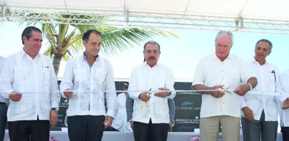 El presidente Danilo Medina, junto a ejecutivos del Secrets Resorts & Spas, en el corte de cinta.