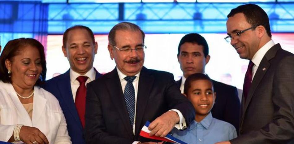 Los presentes. El presidente Danilo Medina durante el corte de cinta en jornadas de inauguraciones de planteles escolares de nivel básico y una estancia en la provincia La Vega.