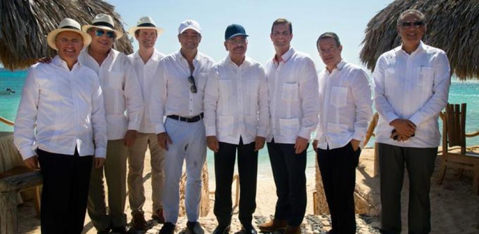 Riquezas naturales. Esta imagen muestra a los inversionistas que viajaron ayer con el presidente Medina a Pedernales, quienes al llegar a la zona se mostraron interesados en el potencial turístico y ecológico de esa provincia sureña.