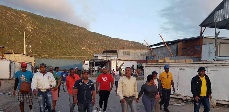 Acción. Transportistas impiden el paso a Haití.