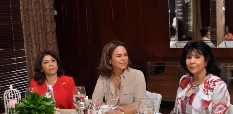 Fior Rodríguez de Ranucoli, Rosanna Rivera y Dolly Nin.