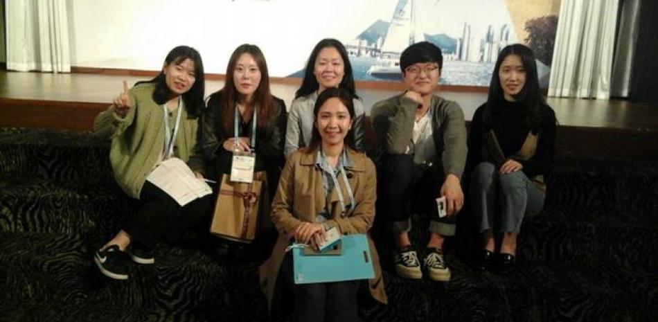 Jisu, Young-hyun, Sueyoung, Minwoo y Hessu, parte del equipo que trabajó el Congreso Internacional de Periodistas de Corea del Sur.