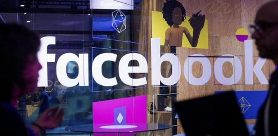 El logo de Facebook se ve en la conferencia de programadores de la empresa en San José, California, elo 18 de abril del 2017. (AP Photo/Noah Berger)