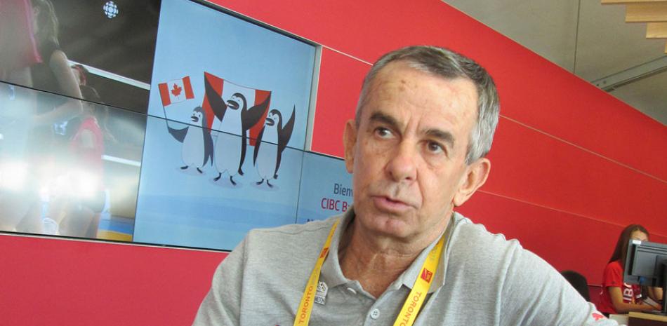 Juan Fernández, mecánico del equipo cubano de ciclismo, mientras ofrecía una entrevista en los Juegos Panamericanos de Toronto.