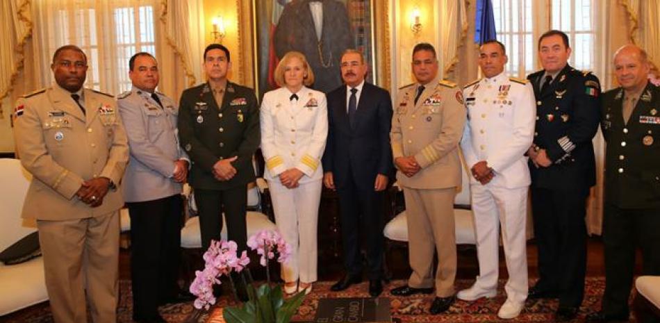Encuentro. El presidente Danilo Medina junto a la delegación internacional del CID, encabezada por su directora, contralmirante Martha Elizabeth Herb, que lo visitó en su despacho del Palacio Nacional.