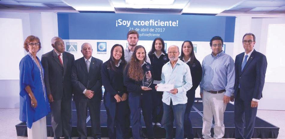 Premio. Representantes del Popular y del CEDAF entregaron 200,000 pesos a los alumnos para concretar el proyecto.