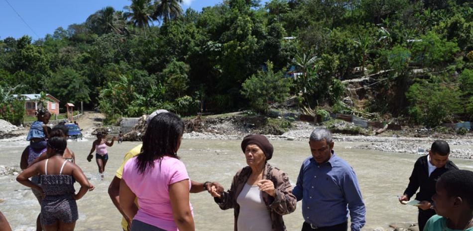 Damnificados. Zoila Martínez, Defensora del Pueblo, visitó varias zonas afectadas por las lluvias.